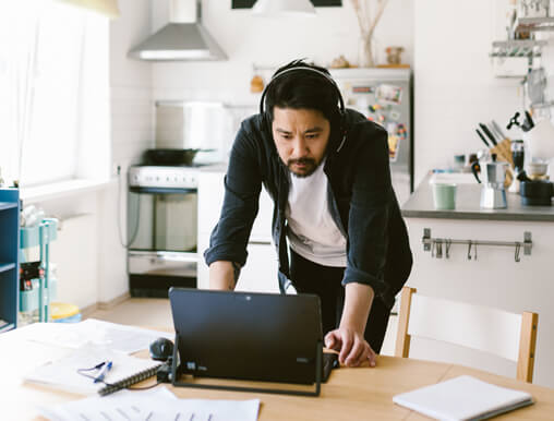Beneficios del equipo para teletrabajo — solución tecnológica Chekkos